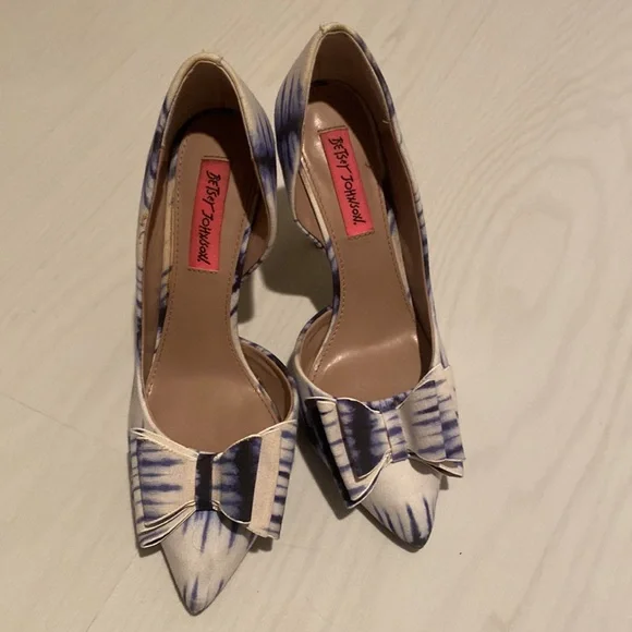 Betsey Johnson/ Tri Bow Heels/6.5 - Picture 3 of 7